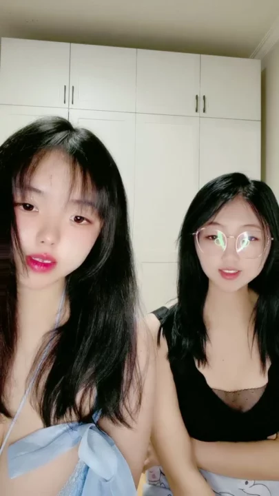 Screenshot 6 aus Chinesische Amateur-Solo — Zierliche Schönheit fingert ihre nasse Muschi vor der Kamera