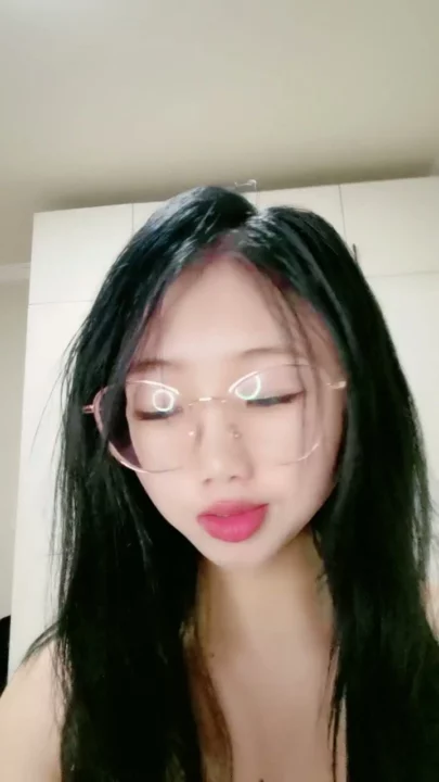 Screenshot 7 aus Chinesische Amateur-Solo — Zierliche Schönheit fingert ihre nasse Muschi vor der Kamera