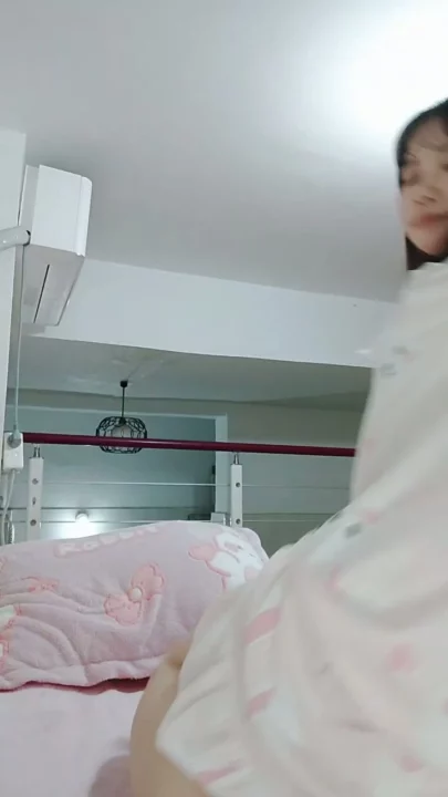 Screenshot 2 from Chica China Aficionada — Qianqian se masturba con pijama y lencería de encaje