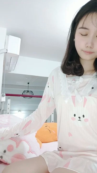 Screenshot 12 from Chica China Aficionada — Qianqian se masturba con pijama y lencería de encaje