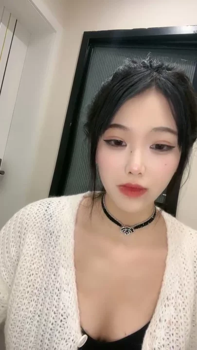 中国の素人オナニー — 恥ずかしがり屋の美女が天然巨乳と剃ったマンコを愛撫 のスクリーンショット 3