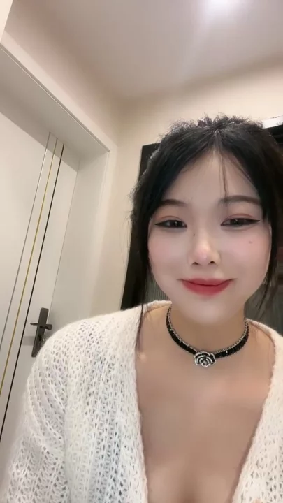 中国业余自拍 — 羞涩美女抚摸自然美胸和光滑私处