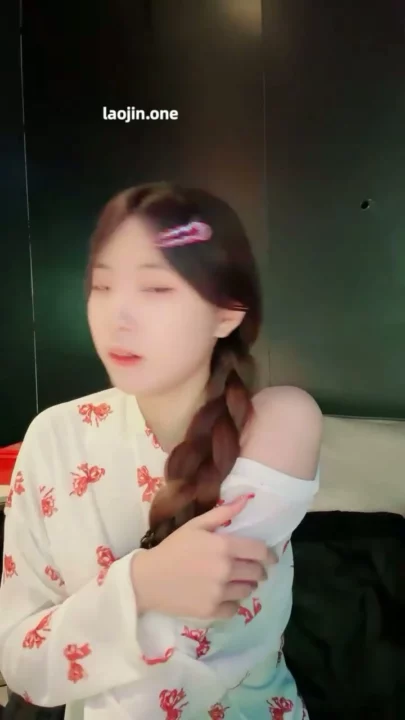 Screenshot 2 from 中国业余自拍诱惑 — 穿着丝袜和使用跳蛋的 KTV 风情 [Laojin.One]