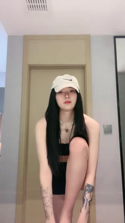 Screenshot 18 from Chinese Amateur Solo — Yuanyuan’s Nude Posing and Tease in Stockings