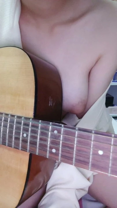 Screenshot 5 from Chinese Amateur Solo — Yumeng Strums Guitar While Masturbating [Uncensored]