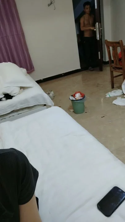 Screenshot 4 from Amadora Chinesa em Trio — POV com Rosto Visível, Tesoura Lésbica e Parceiros Mascarados