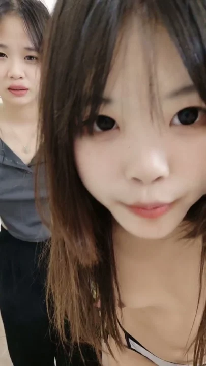 Screenshot 5 from Amadora Chinesa em Trio — POV com Rosto Visível, Tesoura Lésbica e Parceiros Mascarados
