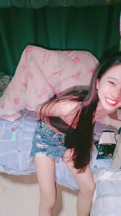 Screenshot 10 aus Chinesisches Amateur-Threesome POV — Creampie mit Gesichtern im Studentenzimmer