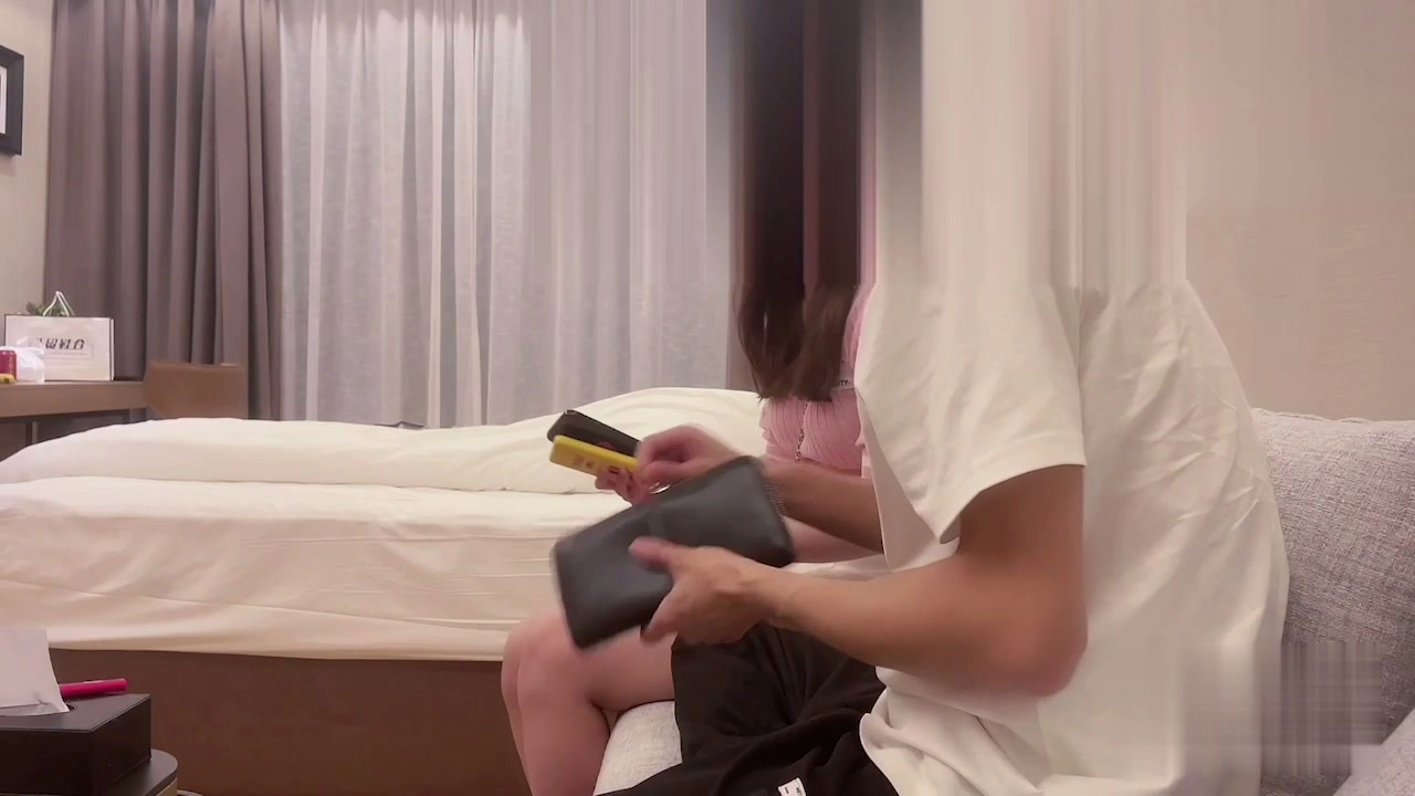動画を再生:中国系エスコート美女とホテルPOV — ランジェリー脱ぎながらの生中出し