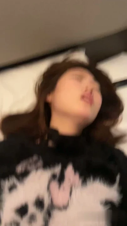 Screenshot 11 from Hotel de Acompanhantes Chinesas em POV — Xinxin goza na buceta raspada e chupa o pau