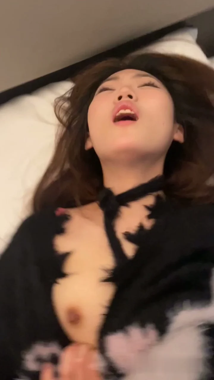 Play video: Hotel de Acompanhantes Chinesas em POV — Xinxin goza na buceta raspada e chupa o pau