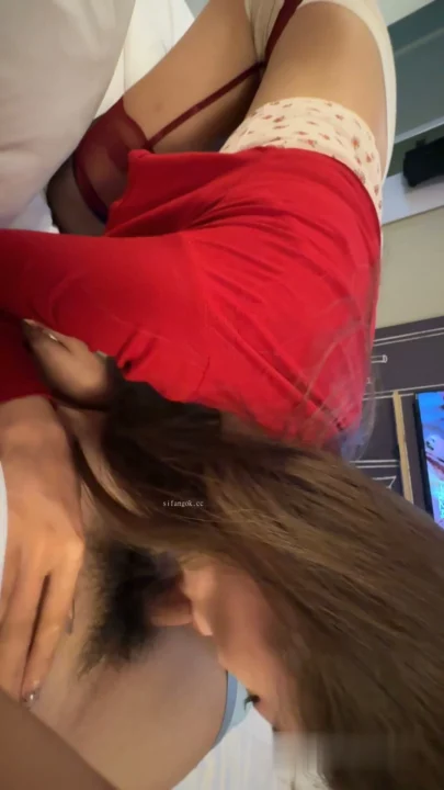 Screenshot 1 from Hotel de Acompanhantes Chinesas em POV — Xinxin goza na buceta raspada e chupa o pau