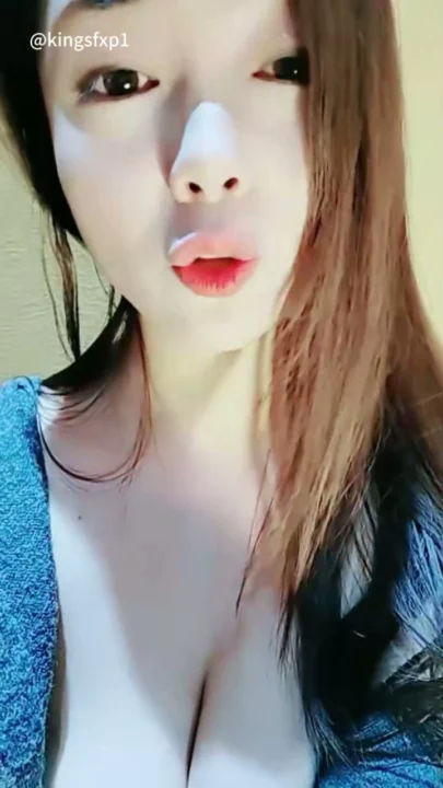 Screenshot 3 from Chinese Escort Livestream — Deepthroat Blowjob and Squirting with Dildo
