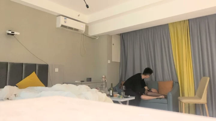 Screenshot 2 from Escort Cina POV — Memek Gede Livestream Ngentot di Hotel Bareng Dua Kontol