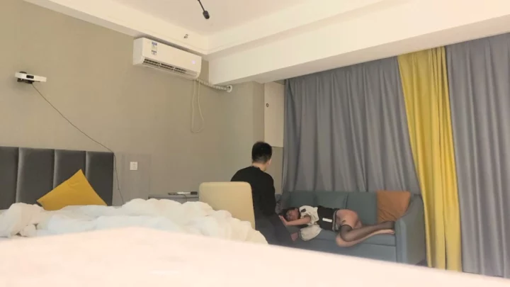 Screenshot 3 from Escort Cina POV — Memek Gede Livestream Ngentot di Hotel Bareng Dua Kontol