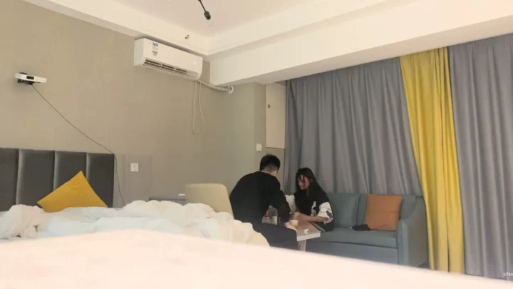 Screenshot 1 from Escort Cina POV — Memek Gede Livestream Ngentot di Hotel Bareng Dua Kontol