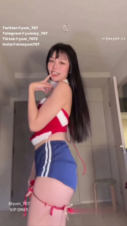 Screenshot 2 aus Chinesische Escort POV — Krankenschwester-Cosplay und Lingerie-Strip mit Gesicht zu sehen