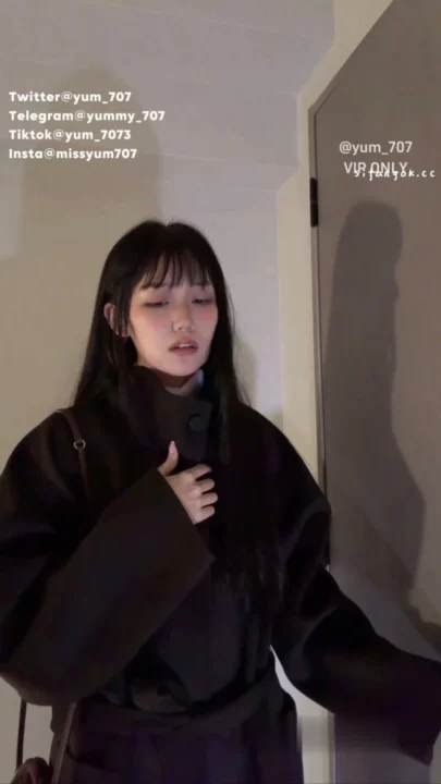 Screenshot 3 aus Chinesische Escort POV — Krankenschwester-Cosplay und Lingerie-Strip mit Gesicht zu sehen
