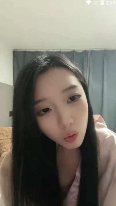 Screenshot 11 aus Chinesische Escort POV — Zierliche Schönheit fingert sich mit Dildo in Dessous