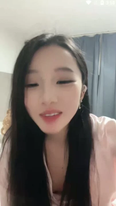 Screenshot 16 aus Chinesische Escort POV — Zierliche Schönheit fingert sich mit Dildo in Dessous