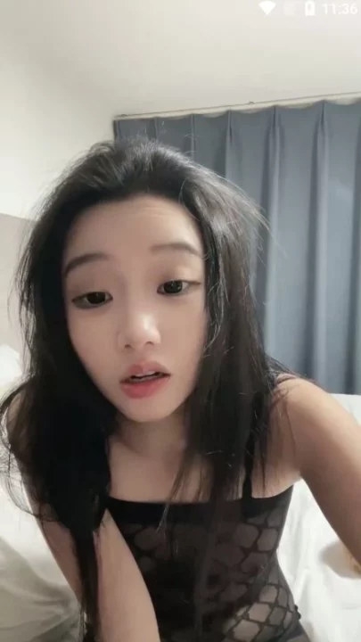 Screenshot 4 aus Chinesische Escort POV — Zierliche Schönheit fingert sich mit Dildo in Dessous
