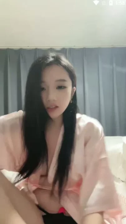 Screenshot 10 aus Chinesische Escort POV — Zierliche Schönheit fingert sich mit Dildo in Dessous