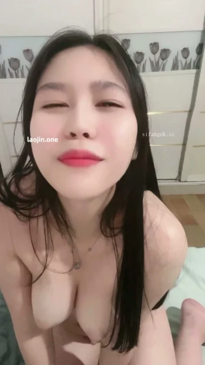 Screenshot 9 from Escort chinoise en POV — La petite coquine du livestream caresse sa chatte rasée devant la cam
