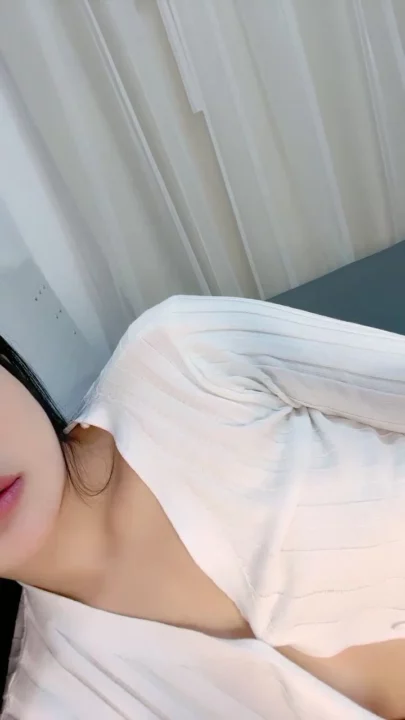 中国系エスコート美女のPOV挑発 — 繊細なボディの美女がランジェリー姿でオマ●コを愛撫 のスクリーンショット 12