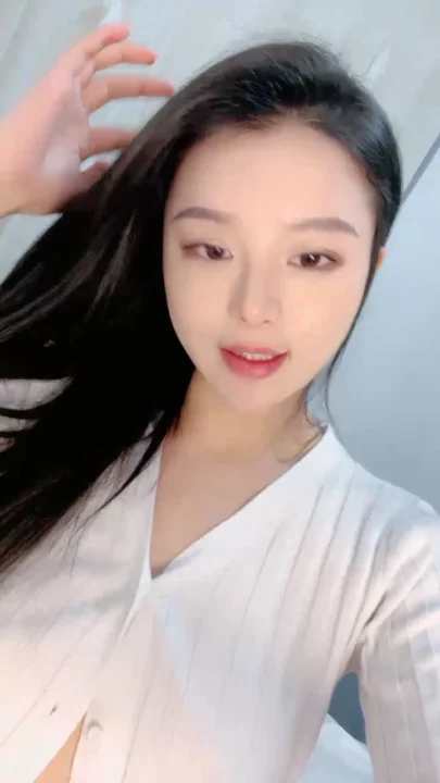 中国伴游 POV 挑逗 — 小巧美女穿内衣揉搓私处