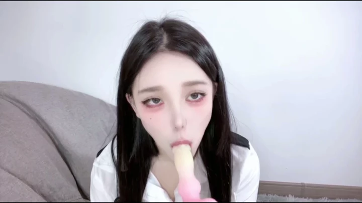 Screenshot 4 aus Chinesische Escort in Uniform wird geil — Muschi mit pinkem Dildo gefickt — 118601