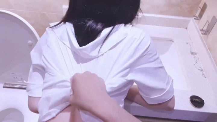 Screenshot 8 from 中式跨种族第一视角 — 穿黑丝高跟鞋的瘦小亚洲女孩被猛干