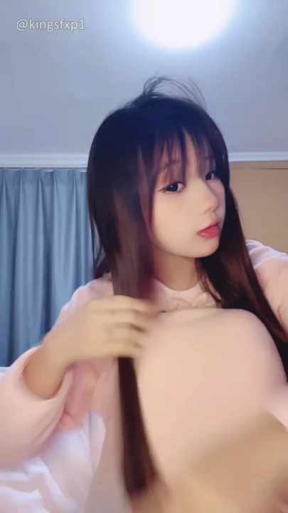 3번 스크린샷, Chinese Lesbian Bedroom Dildo Showdown — Jiajia and Friend Face-Shown에서 캡처됨
