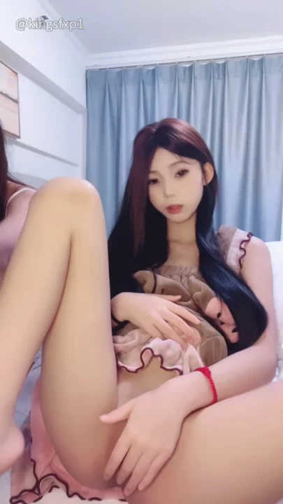 1번 스크린샷, Chinese Lesbian Bedroom Dildo Showdown — Jiajia and Friend Face-Shown에서 캡처됨