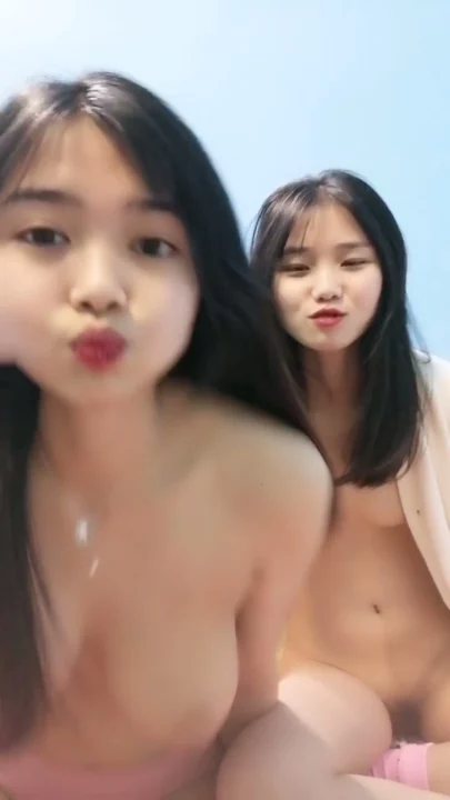 Screenshot 4 from 中国女同性恋POV — 双胞胎姐妹穿内衣直播自慰