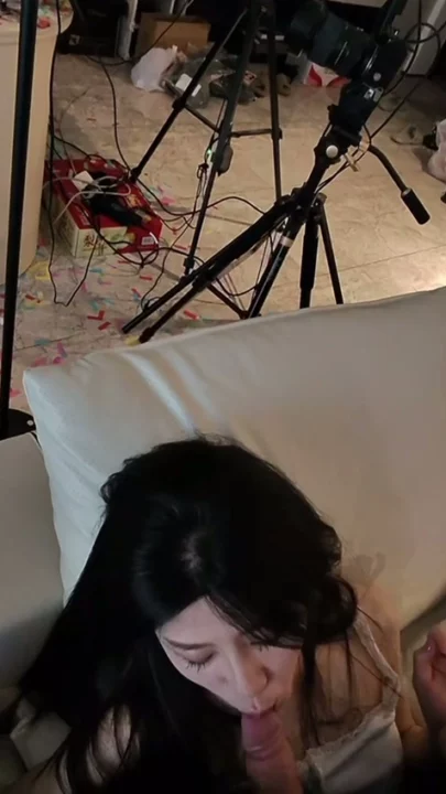 Screenshot 16 from Chinese Livestream Amateur Debut — Shanshan Sings in Black Halter Top