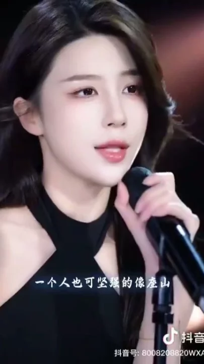 中国直播首秀 — 小珊穿黑色吊带上阵唱歌