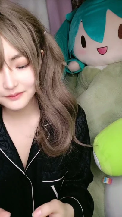 Screenshot 2 from Chinese Livestream Amateur Solo — Petite Beauty in Black Satin Pajamas