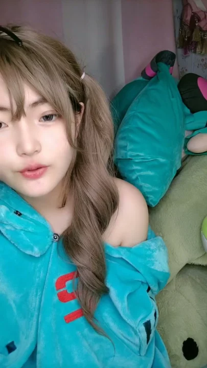 Screenshot 11 from Chinese Livestream Amateur Solo — Petite Beauty in Black Satin Pajamas