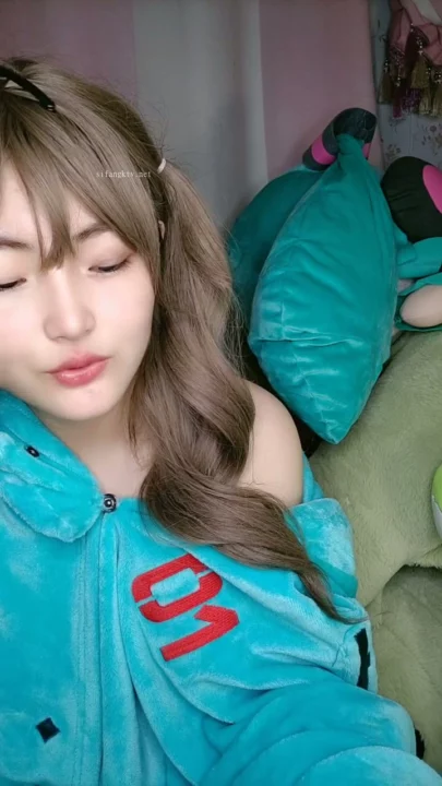 Screenshot 13 from Chinese Livestream Amateur Solo — Petite Beauty in Black Satin Pajamas