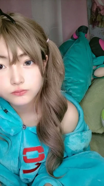 Screenshot 14 from Chinese Livestream Amateur Solo — Petite Beauty in Black Satin Pajamas