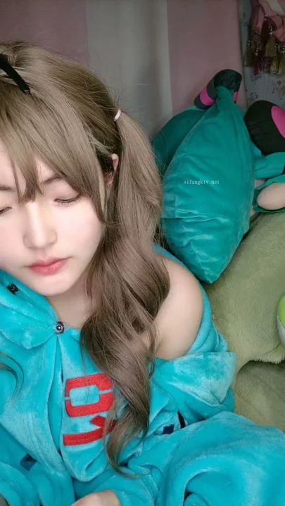 Screenshot 15 from Chinese Livestream Amateur Solo — Petite Beauty in Black Satin Pajamas