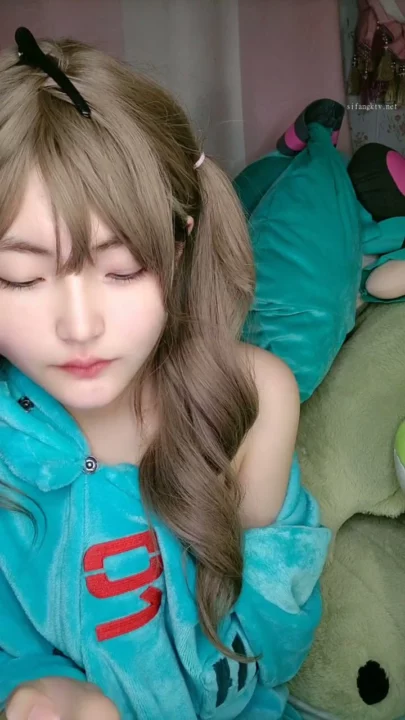 Screenshot 16 from Chinese Livestream Amateur Solo — Petite Beauty in Black Satin Pajamas