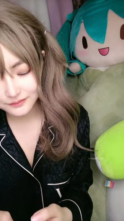 Screenshot 3 from Chinese Livestream Amateur Solo — Petite Beauty in Black Satin Pajamas