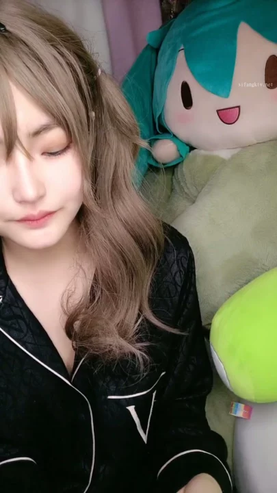 Screenshot 4 from Chinese Livestream Amateur Solo — Petite Beauty in Black Satin Pajamas