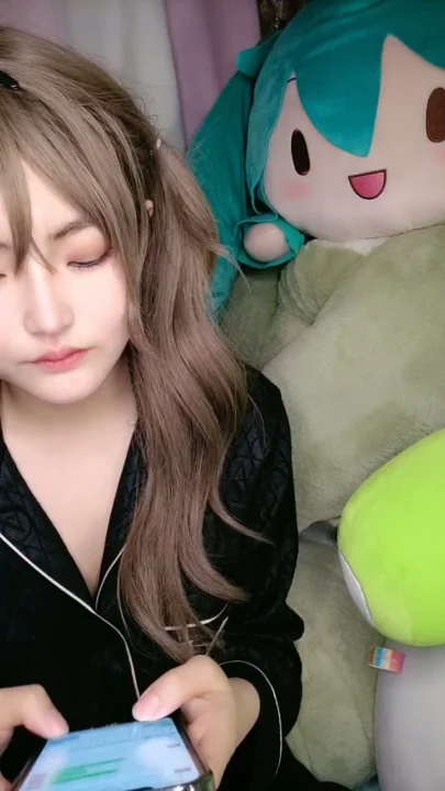 Screenshot 5 from Chinese Livestream Amateur Solo — Petite Beauty in Black Satin Pajamas
