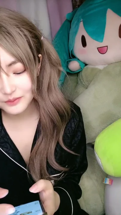 Screenshot 6 from Chinese Livestream Amateur Solo — Petite Beauty in Black Satin Pajamas