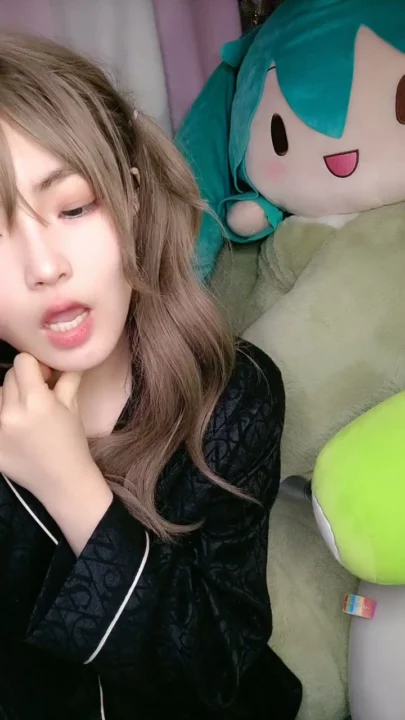 Screenshot 7 from Chinese Livestream Amateur Solo — Petite Beauty in Black Satin Pajamas