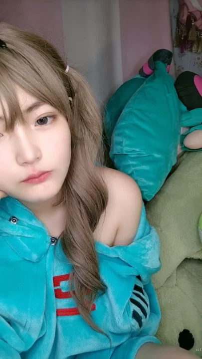 Screenshot 9 from Chinese Livestream Amateur Solo — Petite Beauty in Black Satin Pajamas