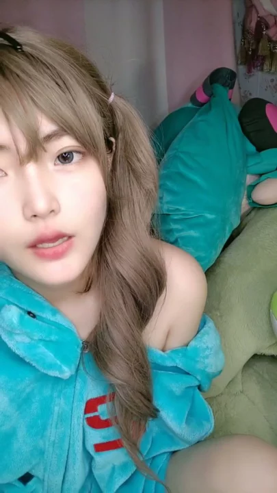 Screenshot 10 from Chinese Livestream Amateur Solo — Petite Beauty in Black Satin Pajamas