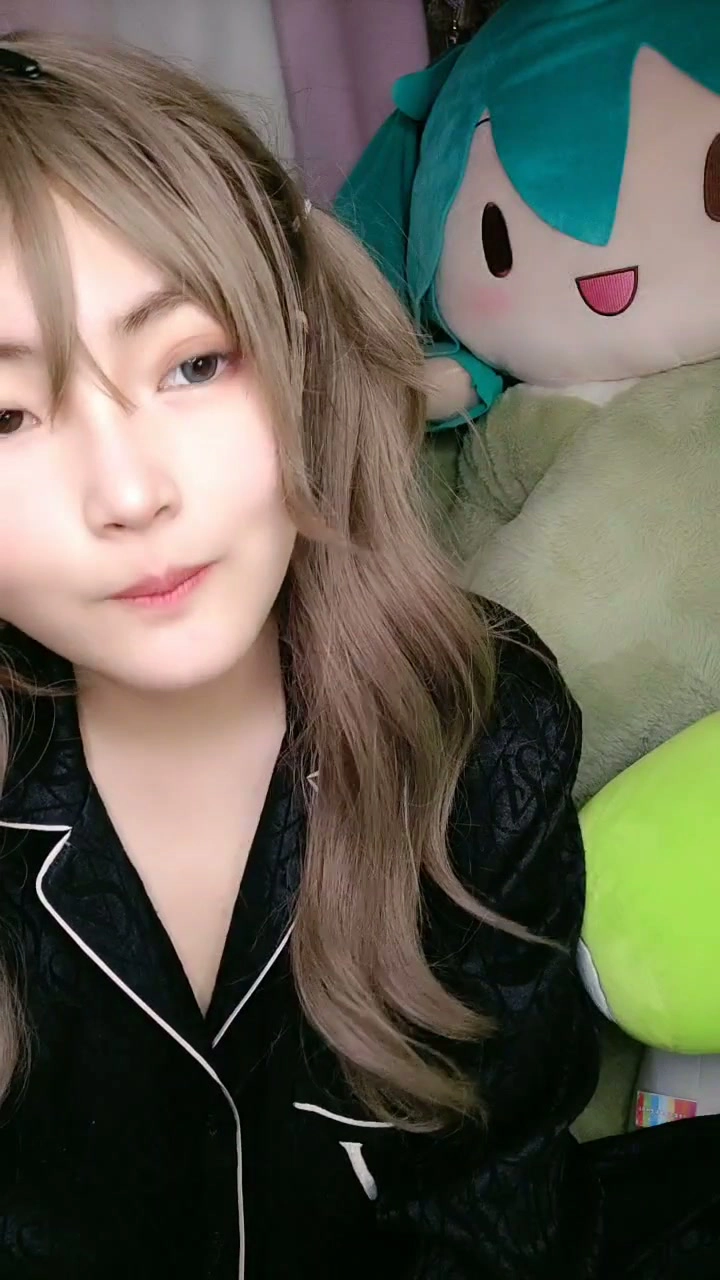 Play video: Chinese Livestream Amateur Solo — Petite Beauty in Black Satin Pajamas